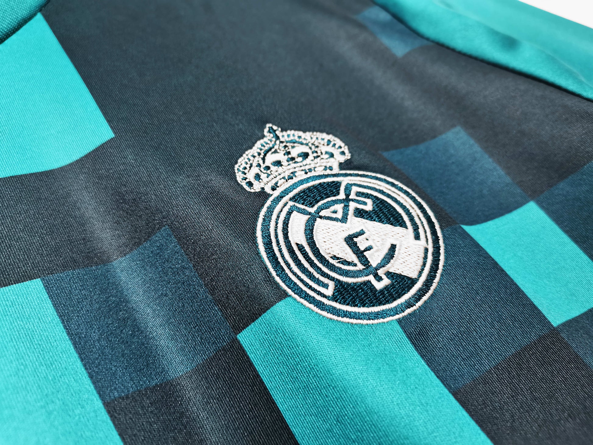 Real Madrid 2017/18 Longsleeved Third Jersey - Retro Edition - The Jersey Vault